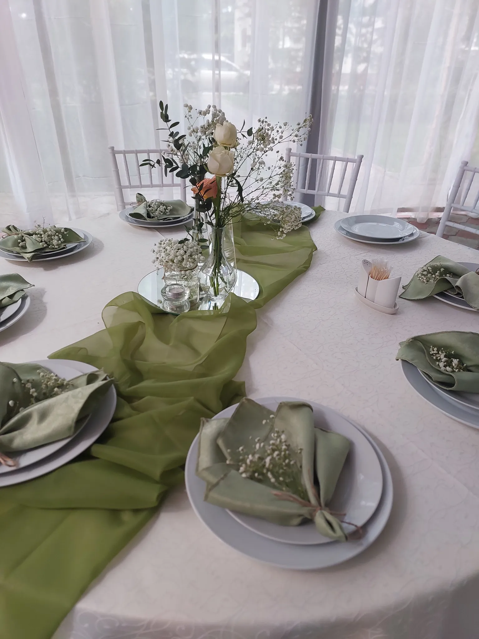Сервировка стола гостей на свадьбе